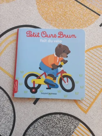 Livre Petit ours brun fait du vélo