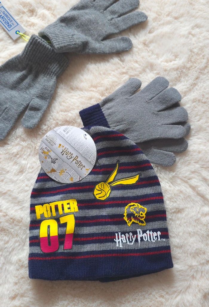 Ensemble gants + bonnet harry Potter  et une autre paire de gants - photo numéro 2