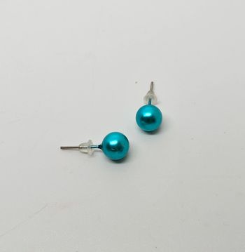 Paire de boucles d'oreilles.
Neuve.
Boule turquoise