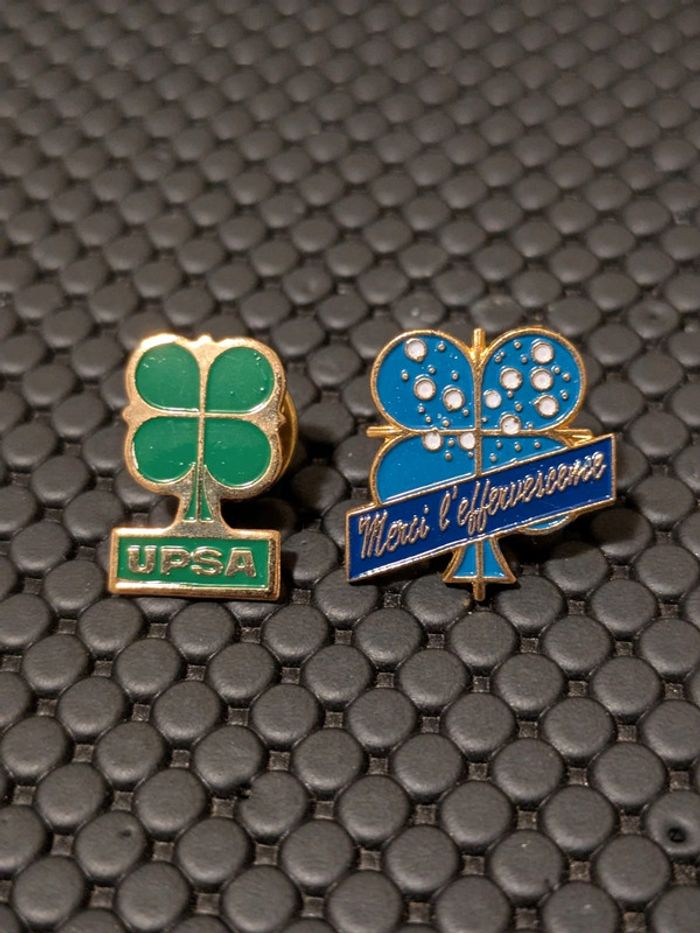 Lot de 2 pin's UPSA médicaments médical