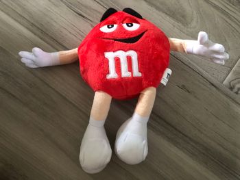 Peluche Rouge, M&M's