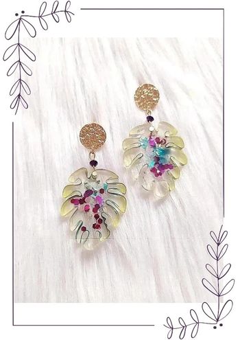 Boucles d'oreilles pendantes originales forme feuille tropicale.