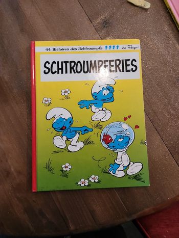 Bande dessinée : 44 histoires des Schtroumpfs