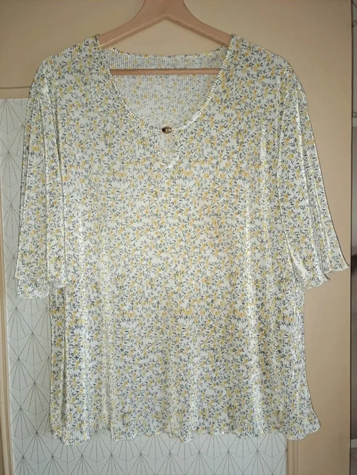 Joli haut femme blanc jaune comme neuf gaufré tbe porté 1 fois 50/52 étiquette coupée