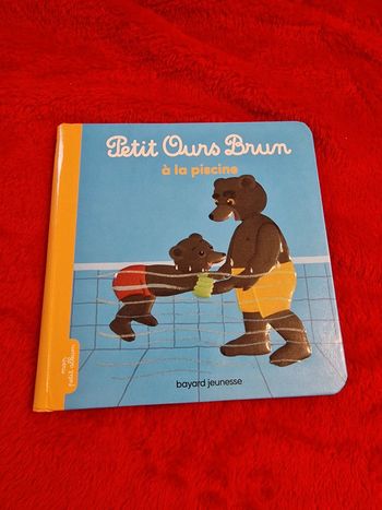 Livre petit ours brun à la piscine