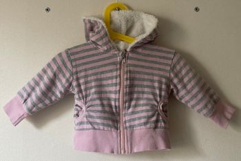 veste à capuche zippé taille  12 mois