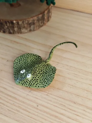 Figurine raie a pois verte Animal de la mer