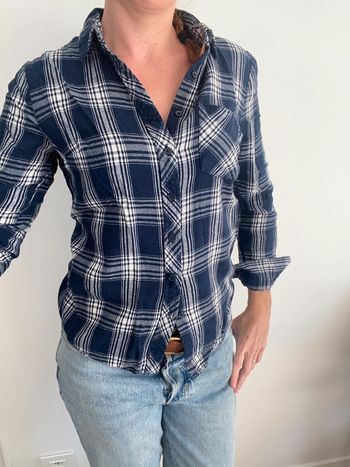 Chemise bleu foncée à carreaux