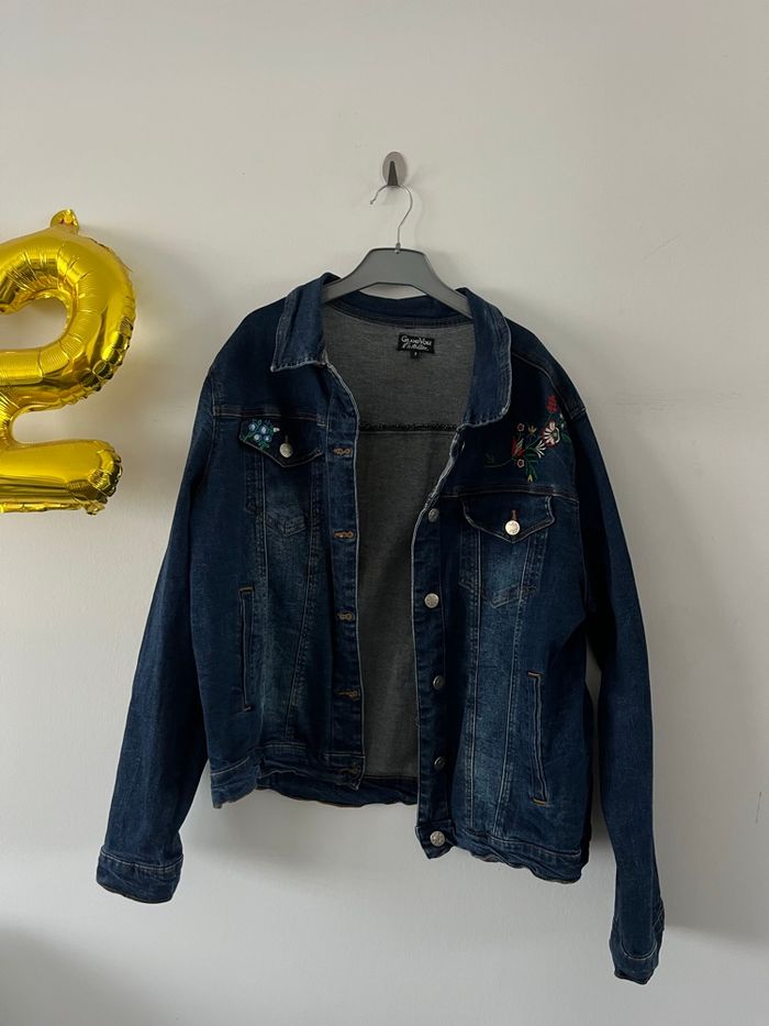 Veste en jean avec broderies fleurs