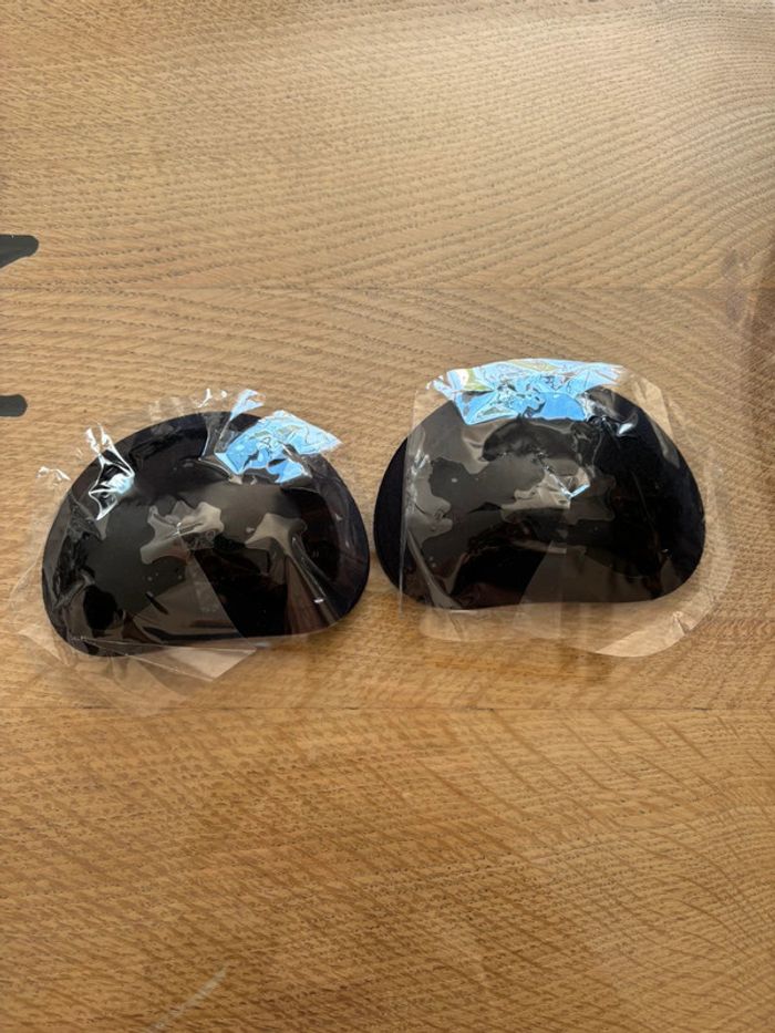 Une paire de petit coussinets noir neuf - photo numéro 2