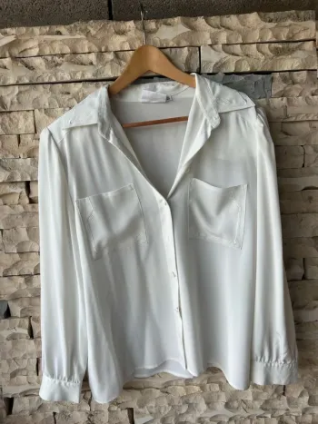Chemise taille 46  blanche  épaulettes  rembourrés