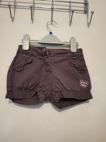 Short fille