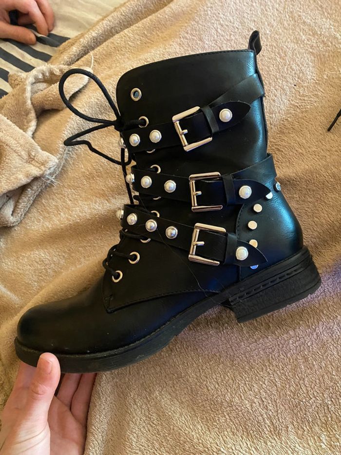 Bottines noires à perles