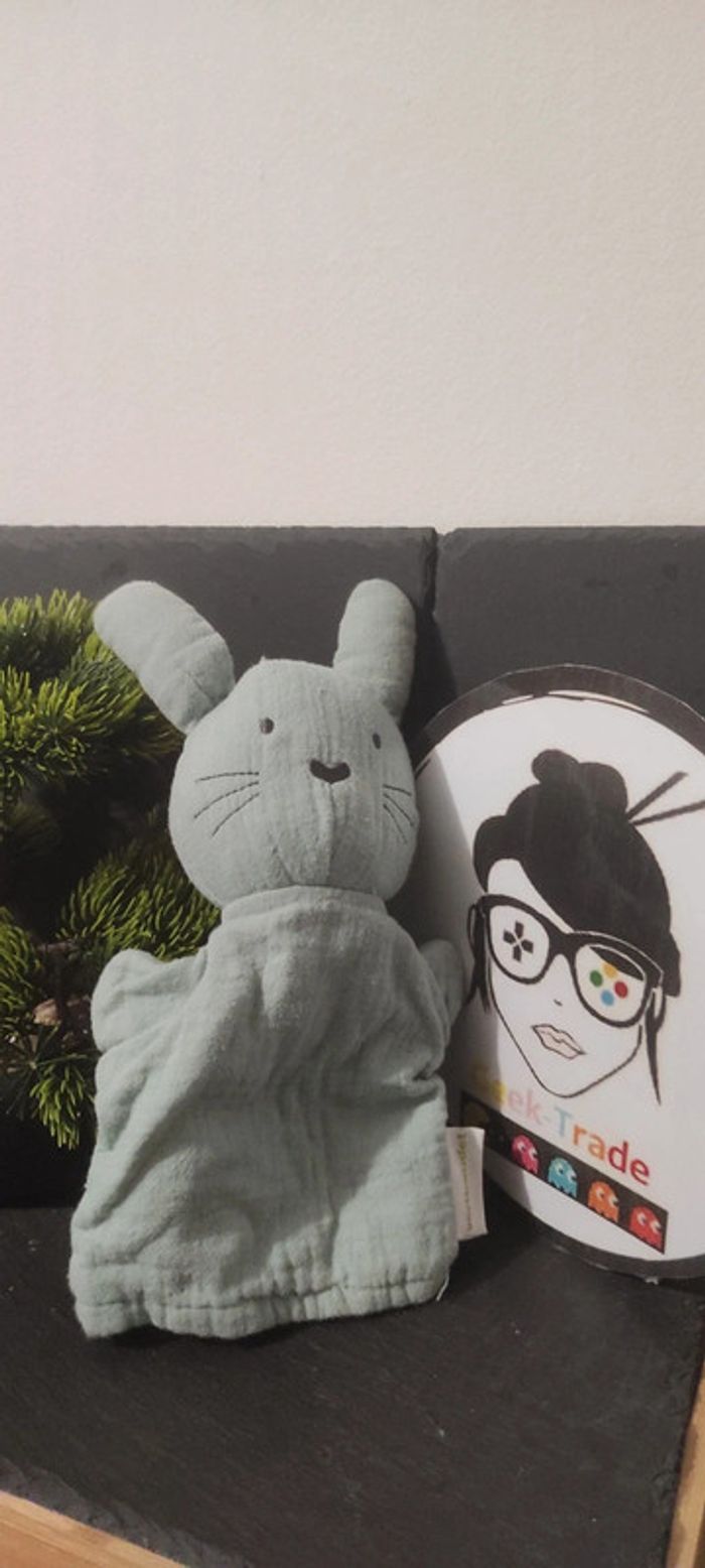 doudou marionnette lapin Vertbaudet lange vert noir  coeur blanc pompon Gris