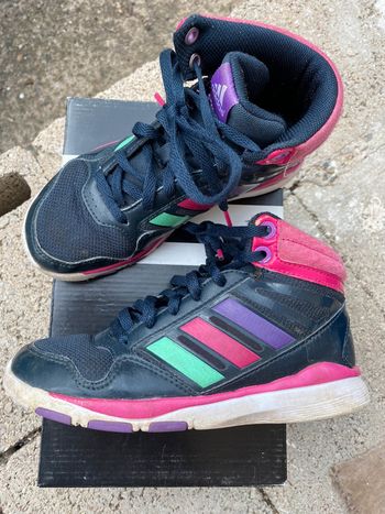 Jolie paire de baskets Adidas T. 31 fille TBE