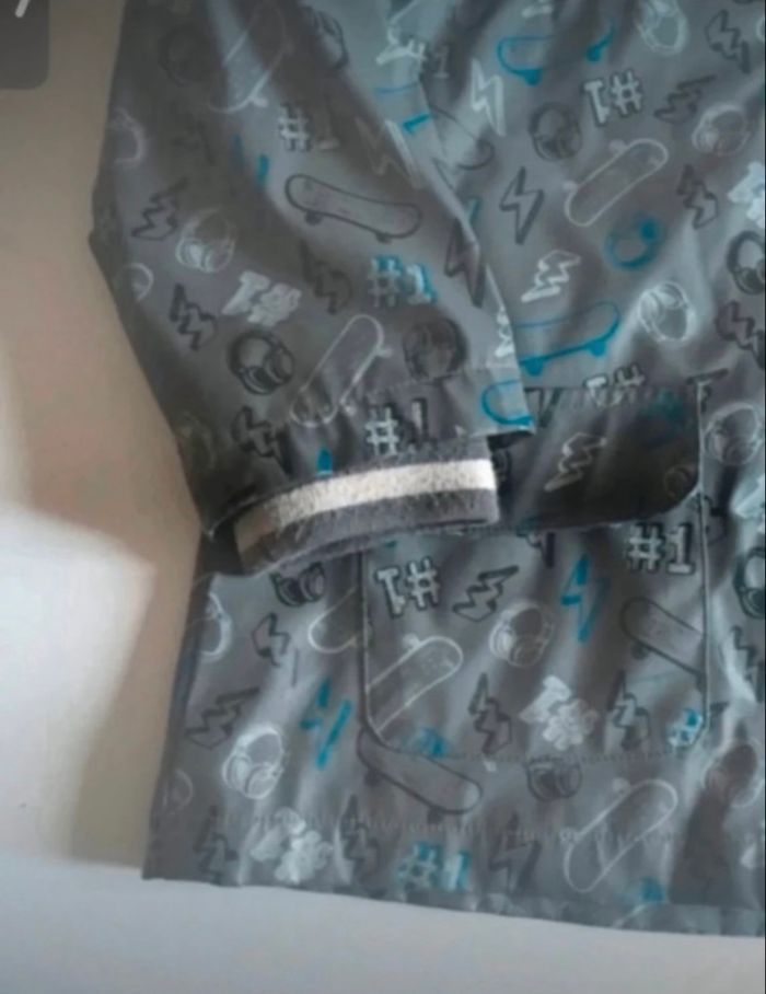 Manteau imperméable à capuche très bon état garçon taille 5 ans couleur gris - photo numéro 2