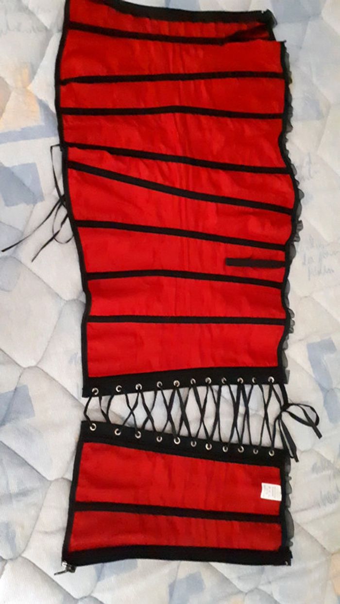 Corset rouge fleurs noires - photo numéro 4