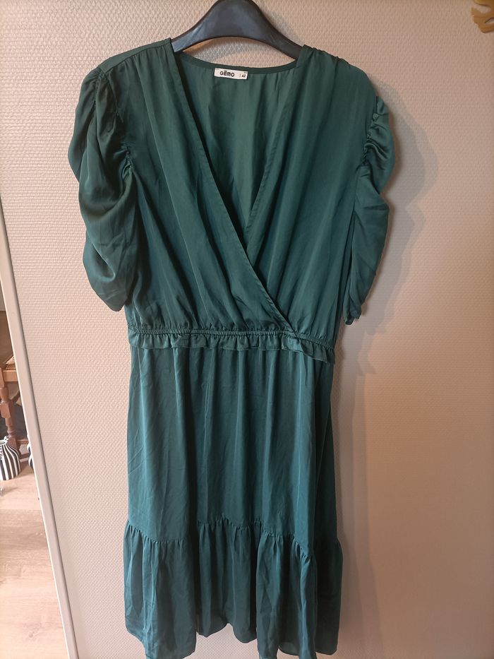 Robe mi longue verte satin cache coeur