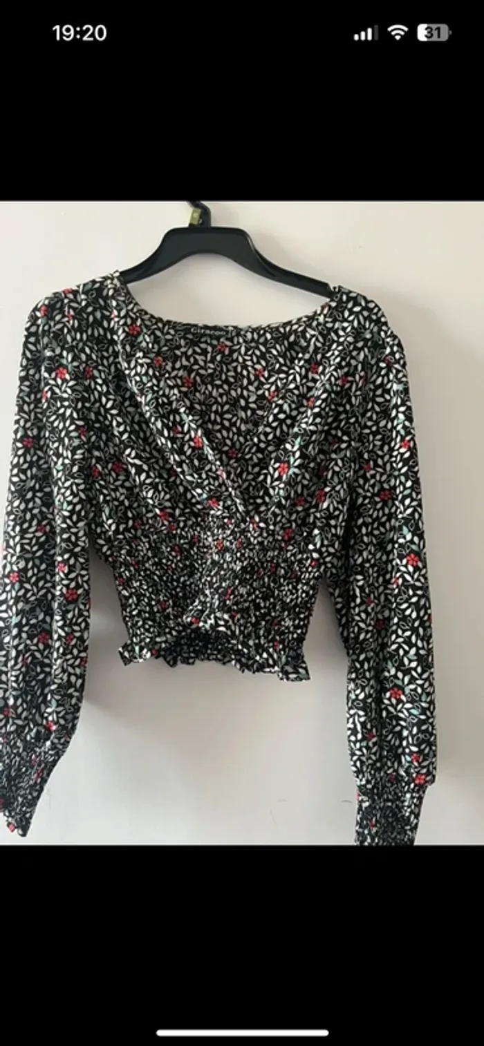 Blouse noire fleurie, décolleté V - M/L