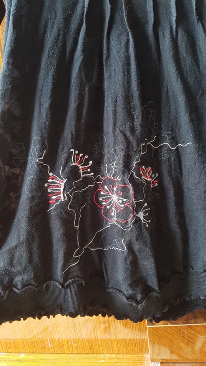 Blouse manches 3/4 noir avec dessin - photo numéro 3