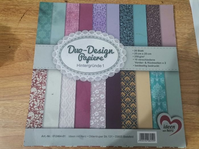 Un bloc de papiers décoratifs “Duo-Design Papier – Hintergründe” (Ideen mit Herz)
Format 25 × 25 cm, 250 g/m², 20 feuilles, impressions recto/verso.