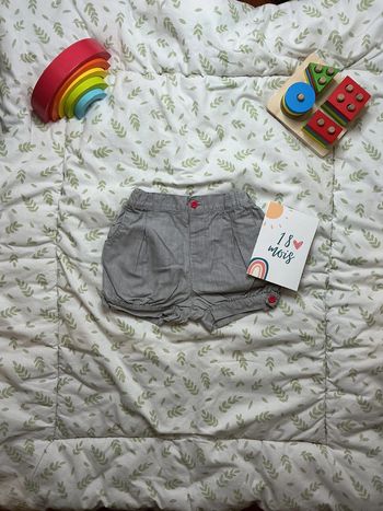 short rayé gris et blanc 18 mois
