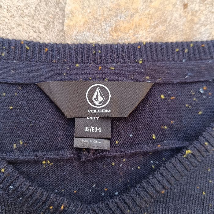 Pull légèrement col V Volcom Neuf taille S Bleu marine tacheté logo brodé Gris - photo numéro 4