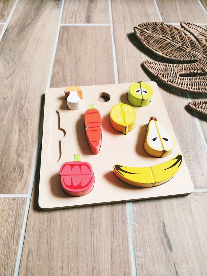 🥕Dinette puzzle 2 en 1 fruits et légumes aimantés sur plateau en bois  marque Janod - photo numéro 2