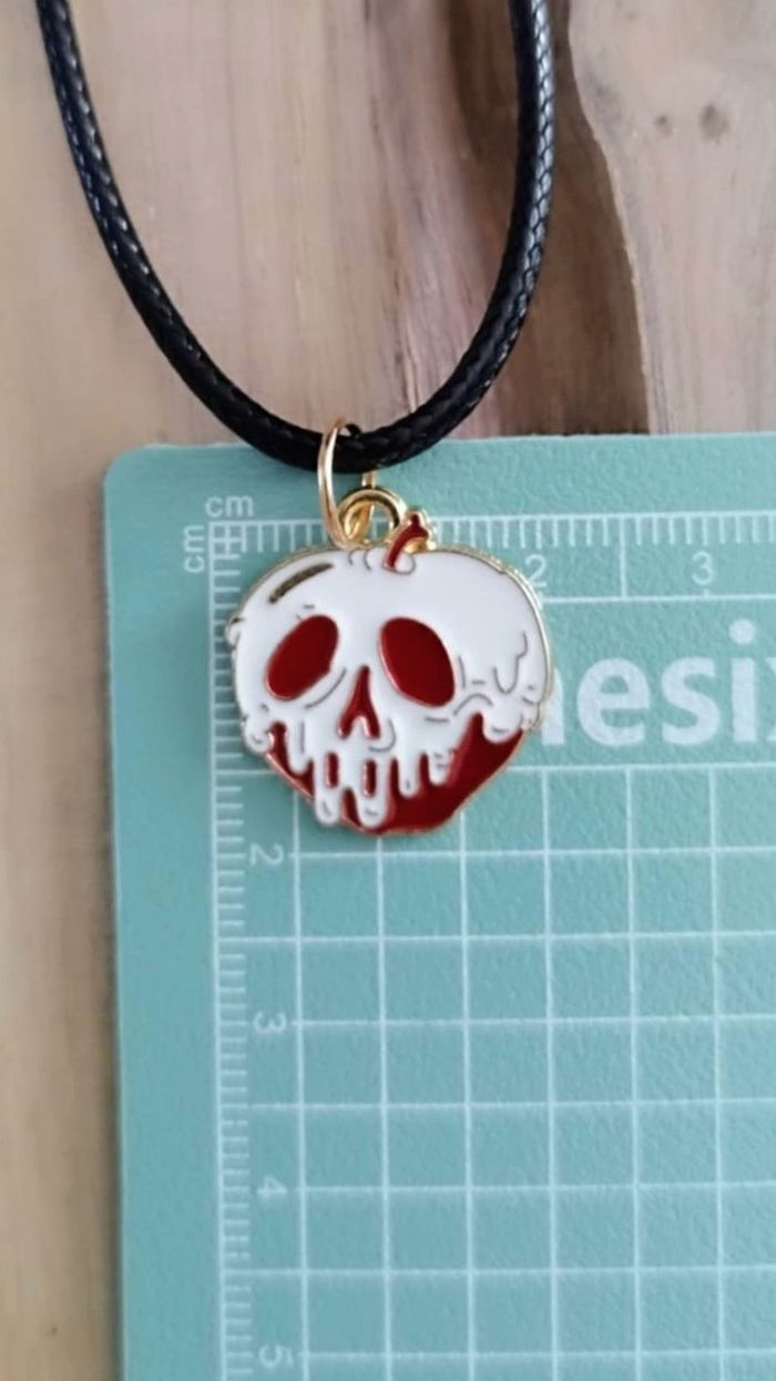 Bijoux Halloween | Collier avec pendentif pomme empoisonnée - photo numéro 3