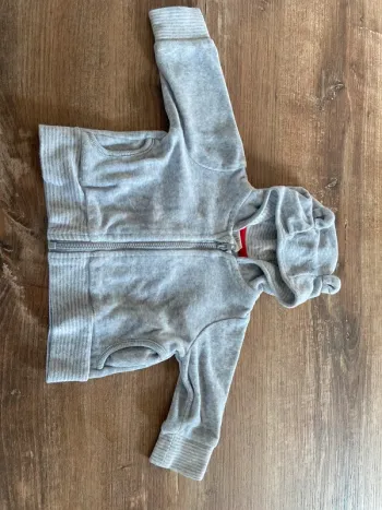 Veste à capuche .