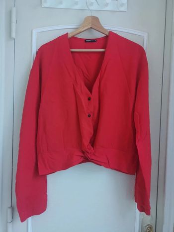 Blouse légère rouge devant noué