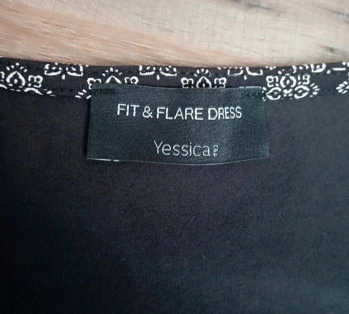 Robe noire et blanche
manches courtes - photo numéro 5