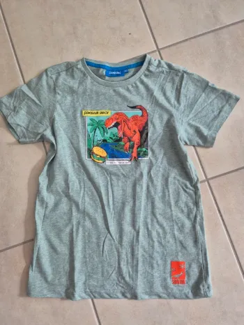 T shirt dinosaure someone
