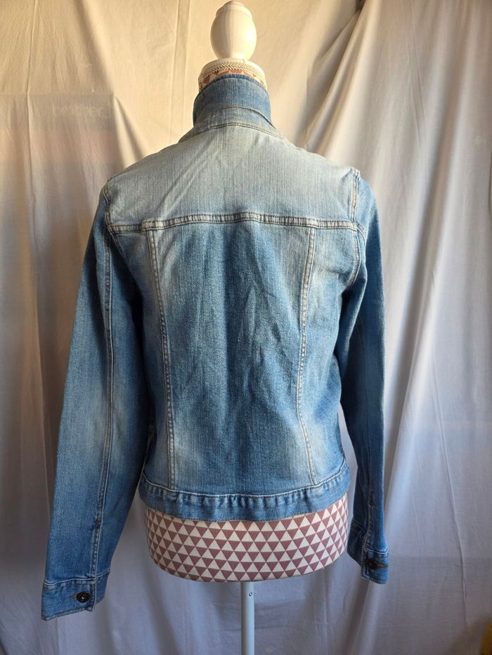 Veste en jean, bleu clair, en excellent état,2 poches poitrine, 2 poches latérales, largeur d'épaule 35cm, largeur sous bras 48cm, longueur 52cm, marque Kiabi =5€ - photo numéro 3