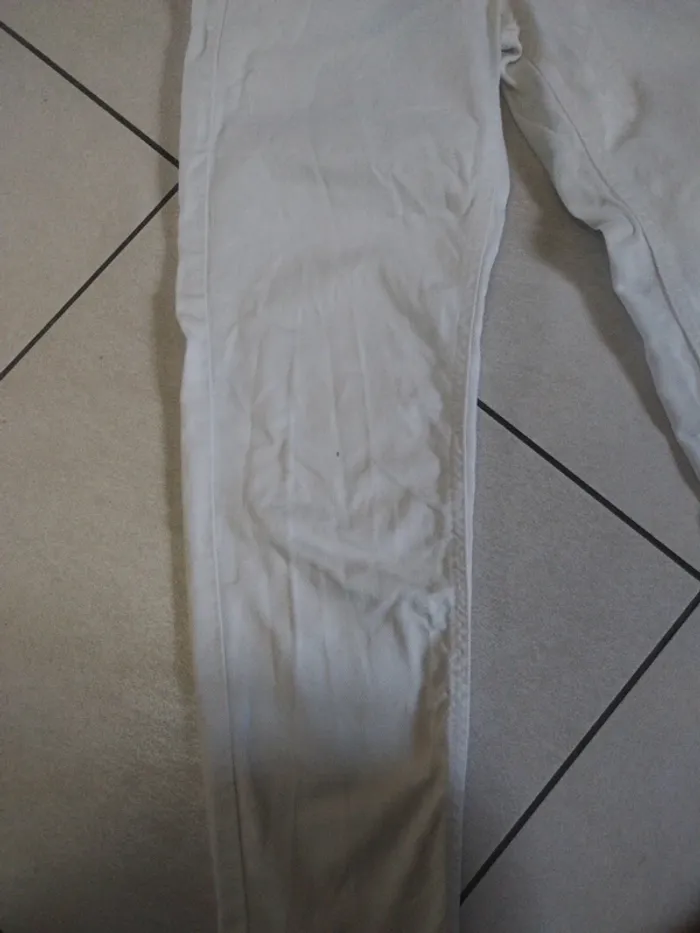 Jeans blanc Mom Stradivarius taille 34 - photo numéro 4