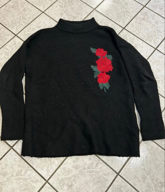 Pull noir col roulé avec rose rouge – JBC – Taille S - Bon état - photo numéro 1