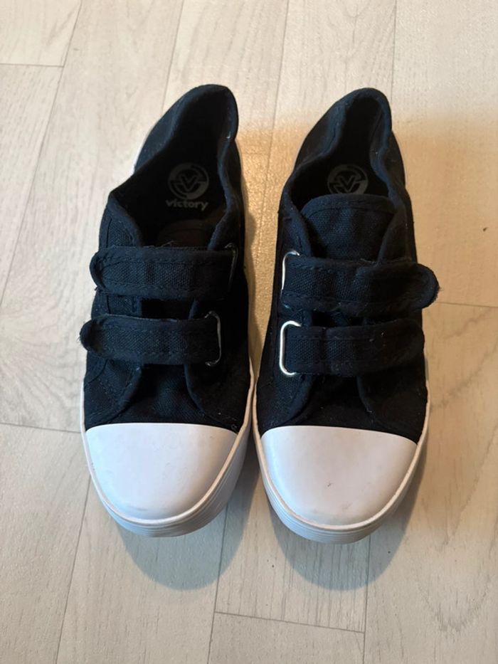 Basket en toile noire pointure 35 jamais porté