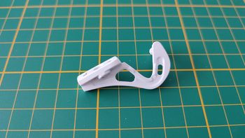 Charnière droite du couvercle du compartiment moteur 94B Porsche 911 Carrera RS 2.7 1/8 Altaya #B37