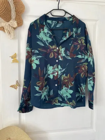 Chemisier en satin fleuri