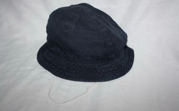 Chapeau bleu marine avec élastique maintien tête