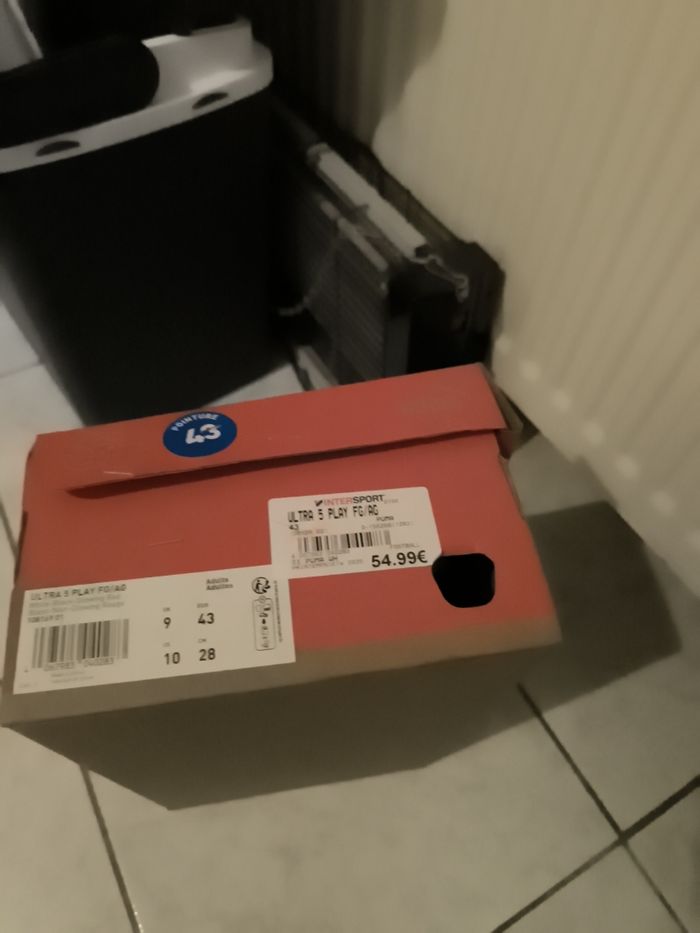 Crampon puma neufs jamais servi trop petit - photo numéro 2