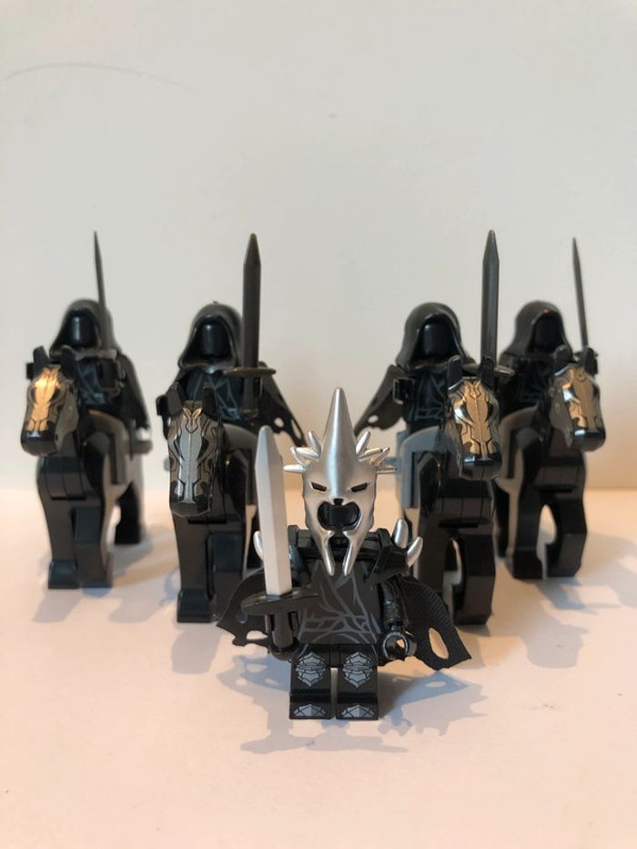 Figurine type lego Roi Angmar et 4 Nazguls à cheval. Le seigneur des anneaux