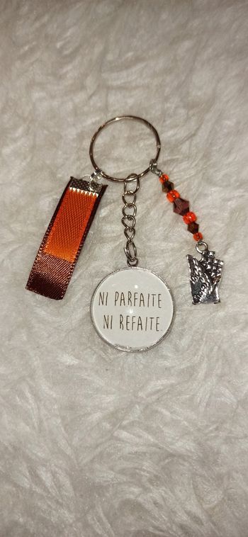 Porte clé humour " Ni parfaite, ni refaite"