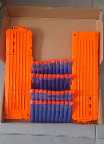 Coffret de deux chargeur et 40 fléchettes en mousse. 