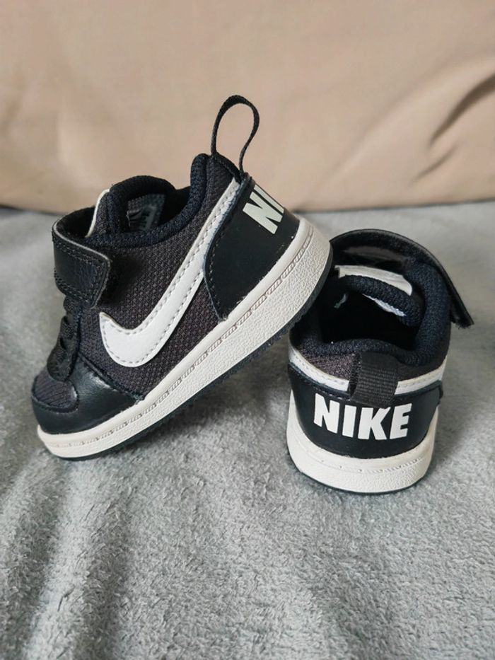 Baskets Nike taille 18 - photo numéro 4