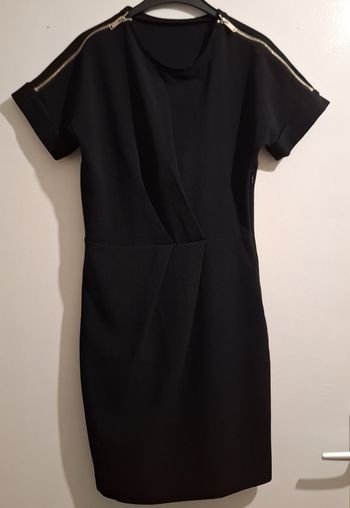 Robe noire aux épaules zippées