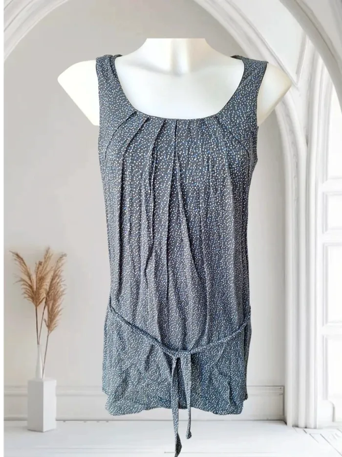 Robe bleu marine avec une petite pointe de blanc et de bleu clair