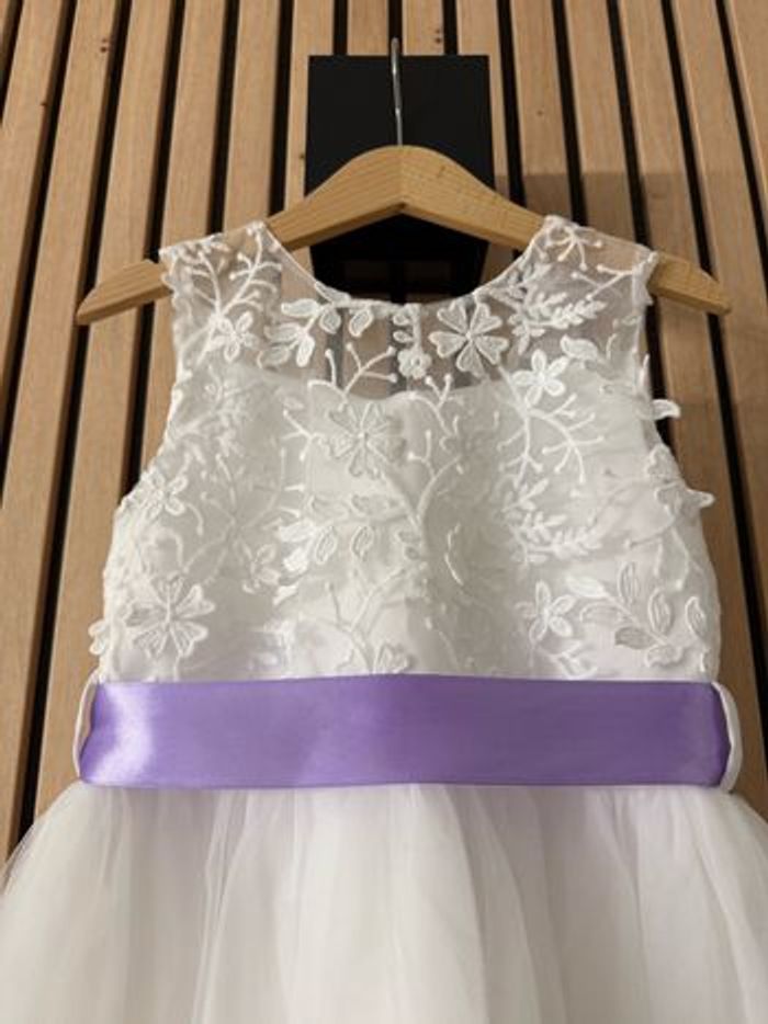 Lot robe blanche cérémonie 6 ans + ruban satin violet+ couronne de fleurs - photo numéro 4