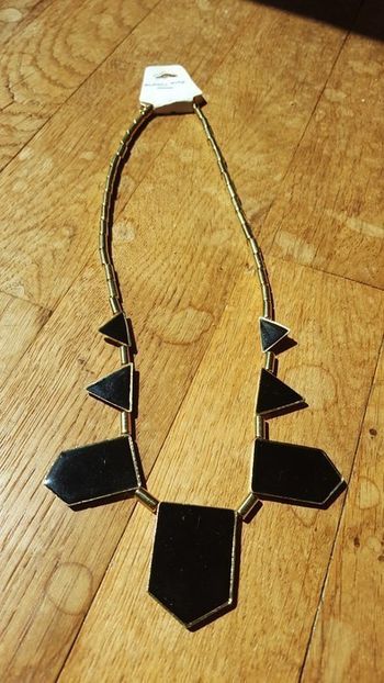 Collier couleur noir et or Neuf.