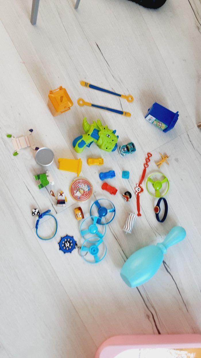 Lot de 19 jouets divers